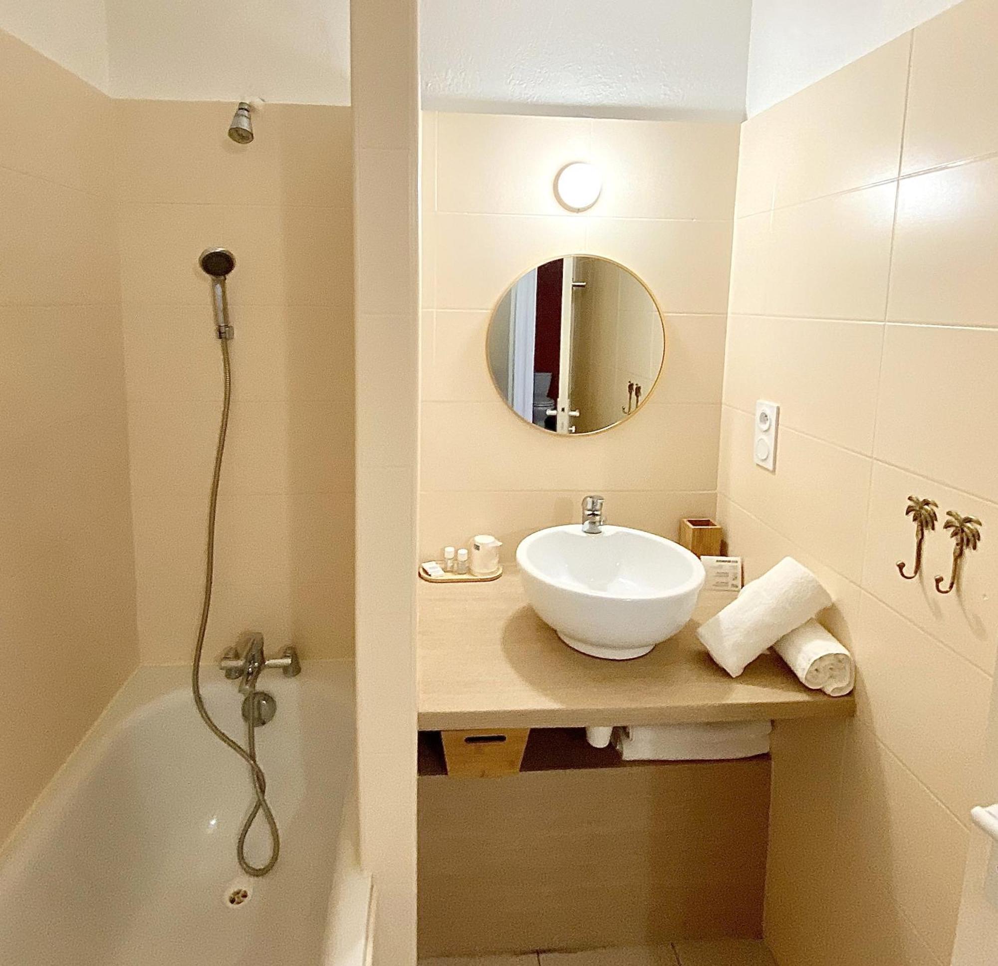 Classic double room king-size Bed or twins balcony street view